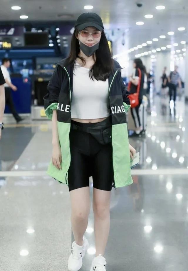 徐冬冬身材超有料，烈焰红裙展凸凹身材