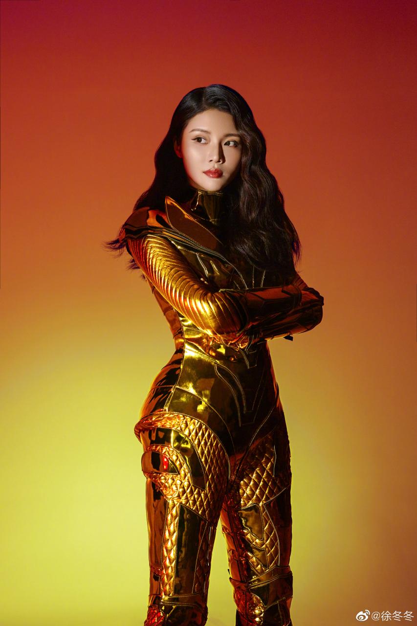 大嫂徐冬冬穿黄金铠甲展火辣身材！