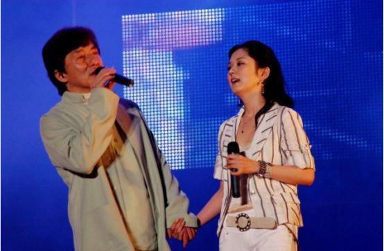 39岁张娜拉素颜近照，眼角皱纹明显，曾因“没钱就去中国”被封杀