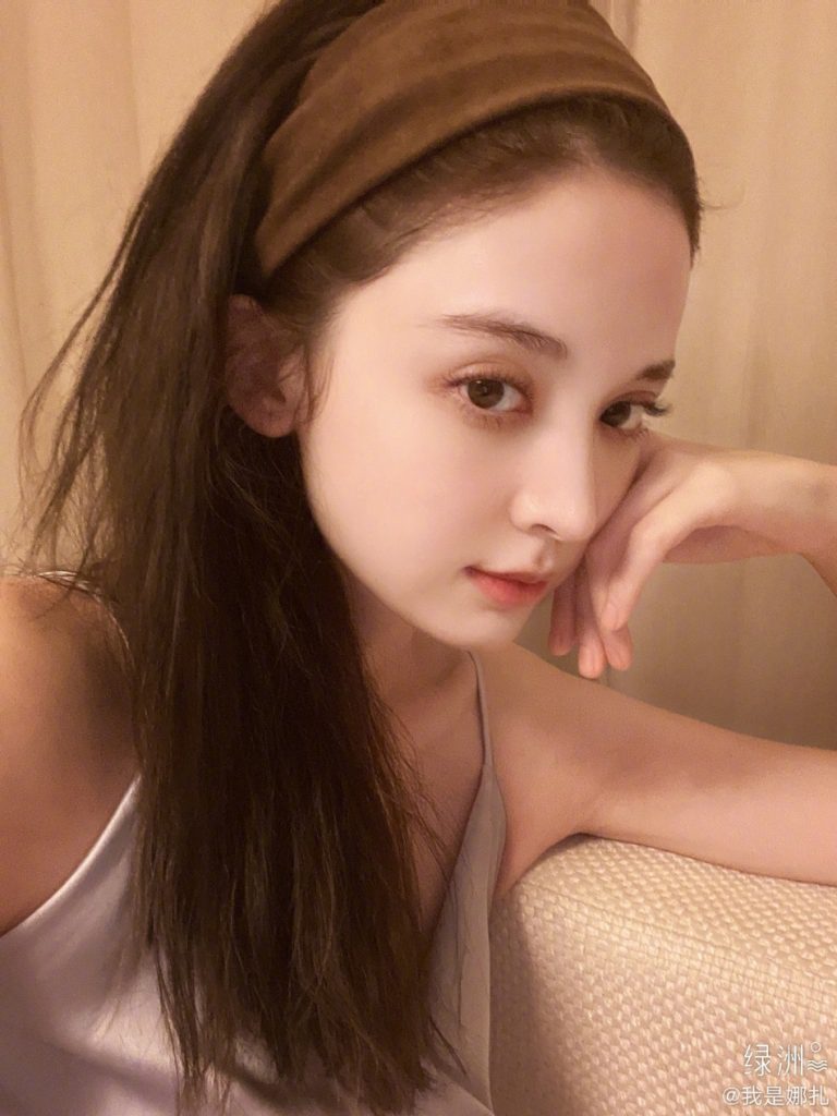 娜扎晒素颜自拍皮肤白嫩 自封＂发际线富翁