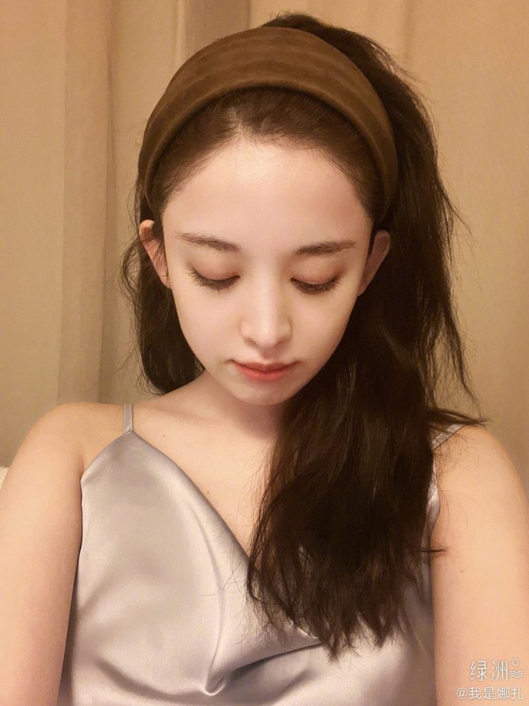 娜扎晒素颜自拍皮肤白嫩 自封＂发际线富翁