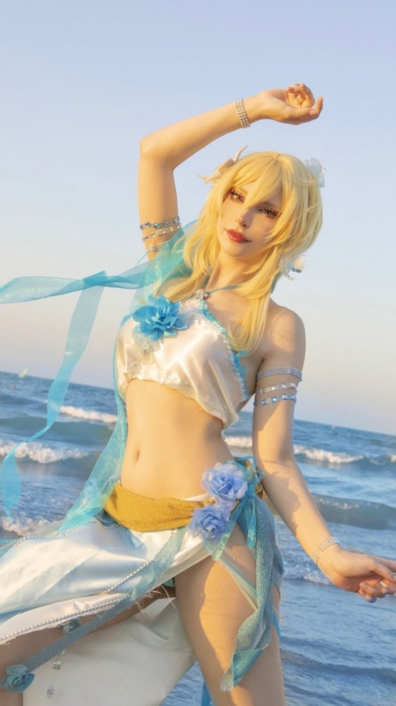 可爱与性感并存！国外小姐姐COSPLAY《原神》大慈树王