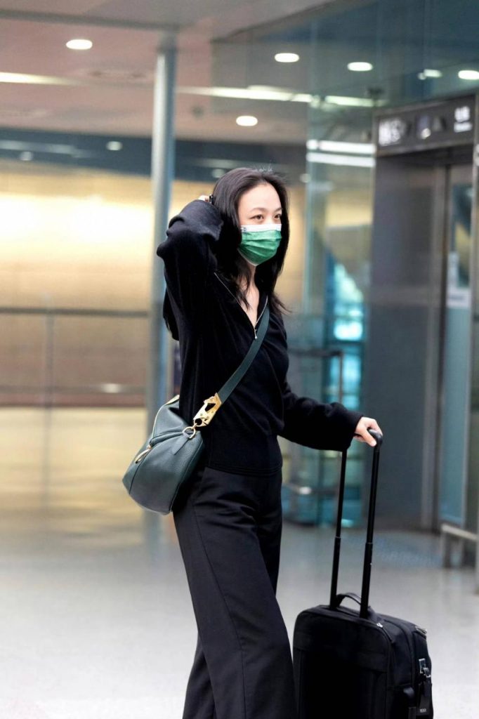 汤唯低调回国机场被拍 素颜生图却被夸状态松弛